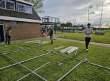 Opbouwen tent op sportpark 'Het Springer' (maandag 29 april 2024) (5/41)